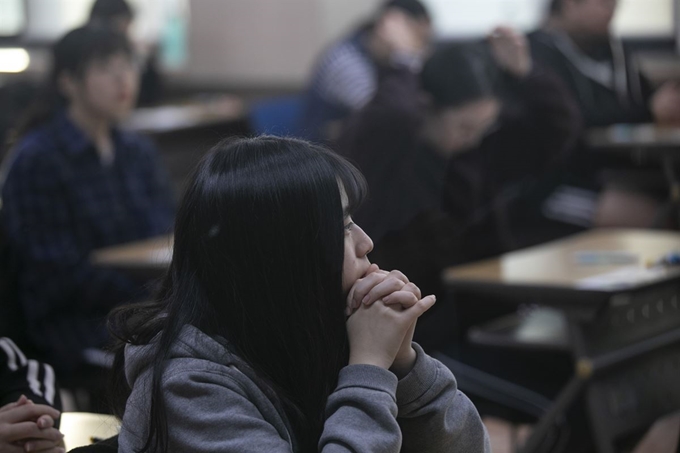 2019학년도 대학수학능력시험일인 지난해 11월 15일 서울 이화외고에서 한 수험생이 시험 시작을 기다리고 있다. 한국일보 자료사진