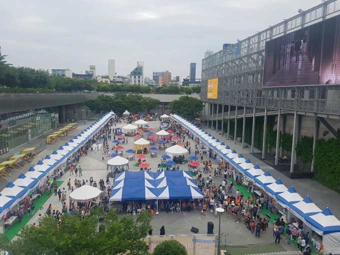 지난 26일 오후 광주 국립아시아문화전당에서 '제12회 세계인의 날' 기념행사가 열렸다. 법무부 광주 출입국·외국인사무소와 광주시가 공동 개최한 이날 행사에는 광주·전남 거주 외국인 유학생과 노동자, 다문화가정 등 2000여명이 참석했다. 2019.5.27 [광주 출입국·외국인사무소 제공]