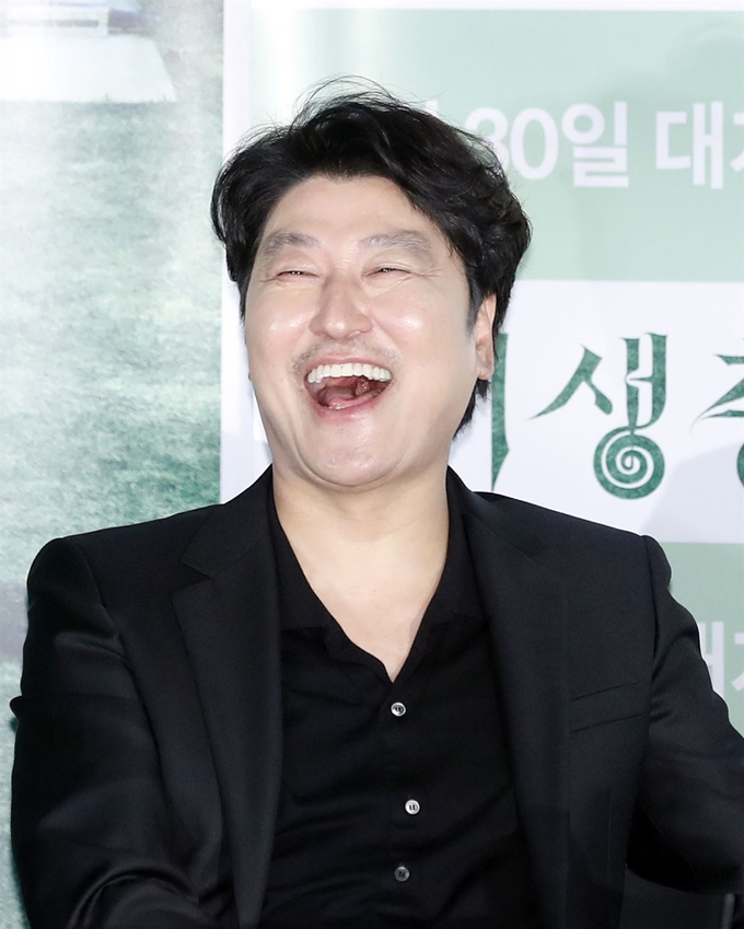 배우 송강호가 28일 서울 용산구 CGV 용산아이파크몰에서 열린 영화 ‘기생충’ 언론시사회에 참석해 환한 웃음을 터트리고 있다. ‘기생충’은 제72회 칸 국제영화제에서 한국영화 최초로 최고 영예인 황금종려상을 수상한 작품으로 전원 백수인 ‘기택’네 장남 ‘기우’가 고액 과외 면접을 위해 ‘박사장’네 집에 발을 들이면서 시작된 두 가족의 만남이 걷잡을 수 없는 사건으로 번져가는 이야기를 담았다. 뉴스1