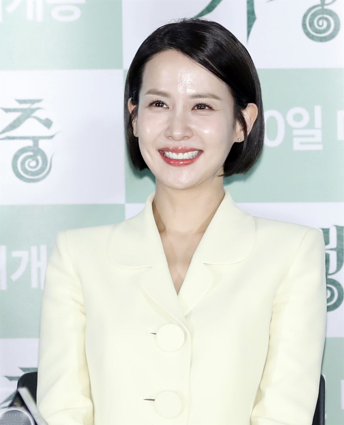 배우 조여정이 28일 서울 용산구 CGV 용산아이파크몰에서 열린 영화 ‘기생충’ 언론시사회에 참석해 미소를 짓고 있다. ‘기생충’은 제72회 칸 국제영화제에서 한국영화 최초로 최고 영예인 황금종려상을 수상한 작품으로 전원 백수인 ‘기택’네 장남 ‘기우’가 고액 과외 면접을 위해 ‘박사장’네 집에 발을 들이면서 시작된 두 가족의 만남이 걷잡을 수 없는 사건으로 번져가는 이야기를 담았다. 뉴스1