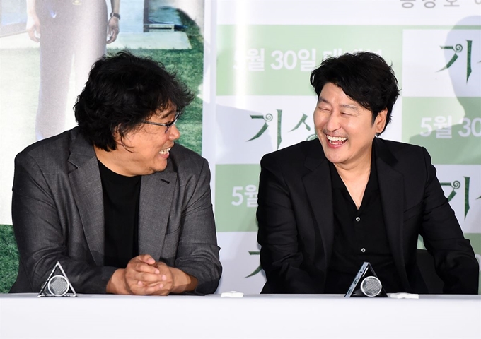 봉준호 감독과 배우 송강호가 28일 오후 서울 용산구 CGV 용산아이파크몰점에서 열린 영화 '기생충' 언론시사회에 참석해 대화를 나누며 웃고 있다. 한국스포츠경제