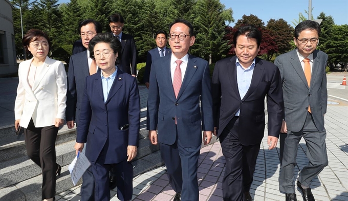 자유한국당 원내부대표단 및 국회정보위원들이 28일 오후 서훈 국가정보원장과 양정철 민주연구원장의 만찬 회동과 관련해 서울 서초구 국가정보원을 항의 방문하고 있다. 연합뉴스