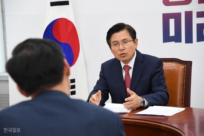 황교안 자유한국당 대표가 28일 국회 당 대표실에서 한국일보와 인터뷰하고 있다.오대근기자 /2019-05-28(한국일보)