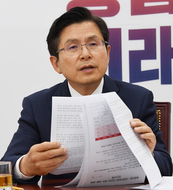 황교안 자유한국당 대표가 28일 국회 당 대표실에서 한국일보와 인터뷰하며 답변을 하던 중 이면지를 이용한 자료를 들고 있다.오대근기자 /2019-05-28(한국일보)