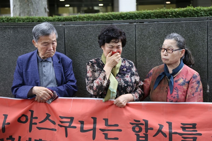 일본의 도쿄지방재판소가 28일 일제 침략전쟁의 상징인 야스쿠니신사에 합사된 한반도 출신 군인·군속들을 합사에서 빼달라며 유족들이 제기한 소송에서 원고 패소 판결을 내렸다. 원고 측인 이명구씨(왼쪽부터), 박남순씨, 태평양전쟁피해자보상추진협의회 이희자 대표 등이 눈물을 흘리며 입장을 밝히고 있다. 도쿄=연합뉴스