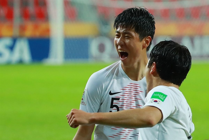 김현우(왼쪽)가 29일 폴란드 티히 경기장에서 열린 2019 FIFA U-20 월드컵 F조 조별리그 2차전에서 후반 24분 선제골을 넣고 기뻐하고 있다. 티히=연합뉴스