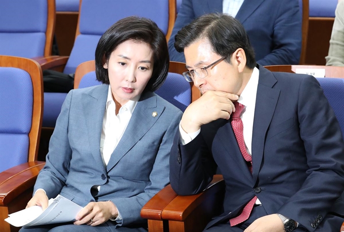 자유한국당 황교안 대표(오른쪽)와 나경원 원내대표가 29일 오후 국회에서 열린 의원총회에 참석해 대화하고 있다. 연합뉴스