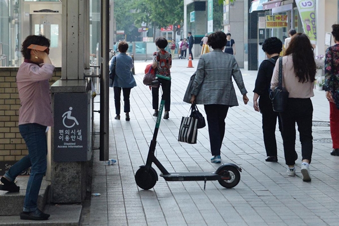 24일 서울 강남구 선릉역 앞 보도 한 가운데 공유 전동킥보드가 주차돼 보행자들에게 불편을 주고 있다.