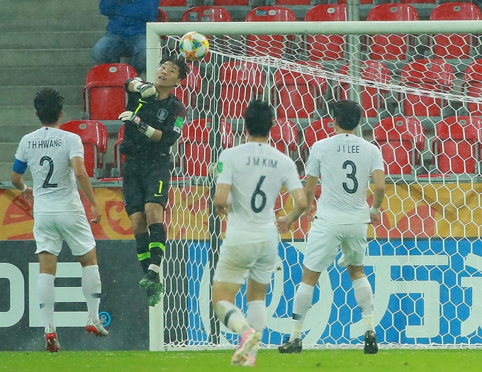 한국 U-20 축구대표팀 골키퍼 이광연(왼쪽 두 번째)이 29일 폴란드 티히 경기장에서 열린 2019 FIFA U-20 월드컵 F조 2차전에서 남아프리카공화국의 슛을 막아내고 있다. 티히=연합뉴스