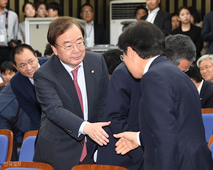 자유한국당 의원총회가 29일 열린 가운데 황교안 대표가 한미정상 통화공개한 강효상의원과 인사하고 있다. 오대근 기자