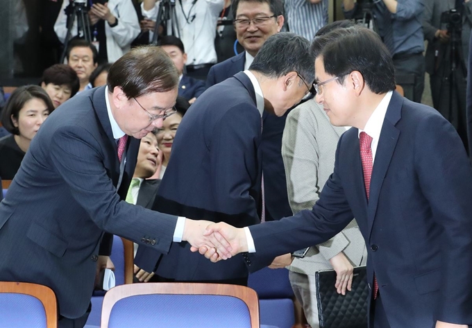 자유한국당 황교안 대표(오른쪽)가 29일 오후 국회에서 열린 의원총회에 참석하며 강효상 의원과 인사하고 있다. 연합뉴스