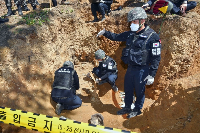 지난 28일 강원 철원군 민통선 내 우리 측 지역인 화살머리고지 일대에서 남북공동유해발굴 TF 장병들이 기초발굴을 하고 있다. 사진공동취재단