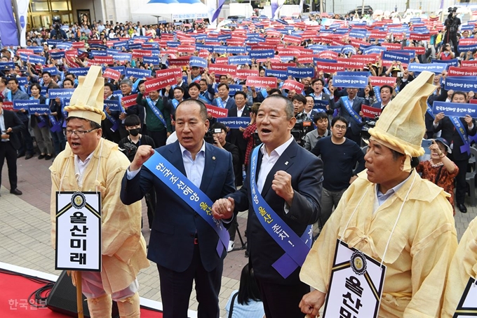 [저작권 한국일보] 한국조선해양 본사의 울산 존치를 촉구한 총궐기 대회가 열린 29일 울산 남구 삼산동 롯데백화점 광장에서 송철호(맨 왼쪽에서 세 번째) 울산시장과 황세영(두 번째) 울산시의장 등이 삭발에 이어 구호를 외치고 있다. 울산=전혜원 기자