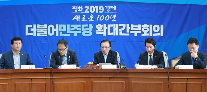 이해찬(가운데) 더불어민주당 대표가 29일 오전 국회에서 열린 확대간부회의 및 당무위원회의에서 발언하고 있다. 연합뉴스