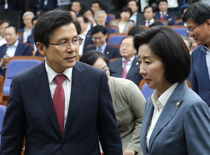 자유한국당 황교안 대표(왼쪽)와 나경원 원내대표가 29일 오후 국회에서 열린 의원총회에 참석하고 있다. 연합뉴스.