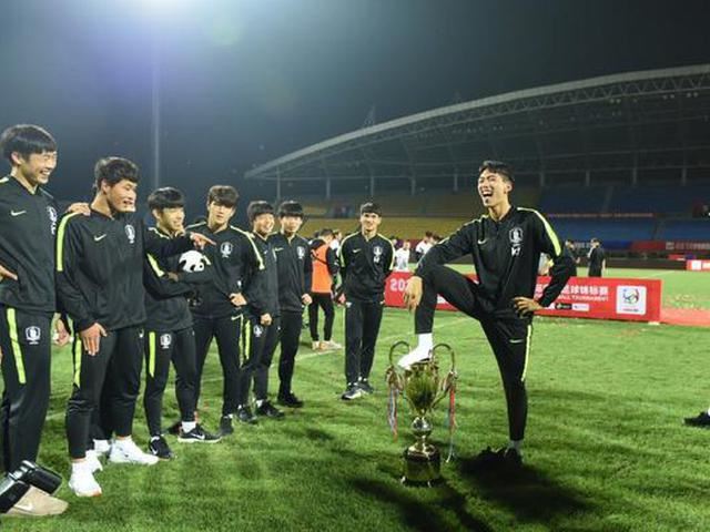 중국 판다컵에서 우승한 18세 이하 한국 청소년 축구대표 선수들이 29일 저녁 경기 후 우승컵 위에 발을 올려놓고 히히덕대고 있다. 바이두캡처