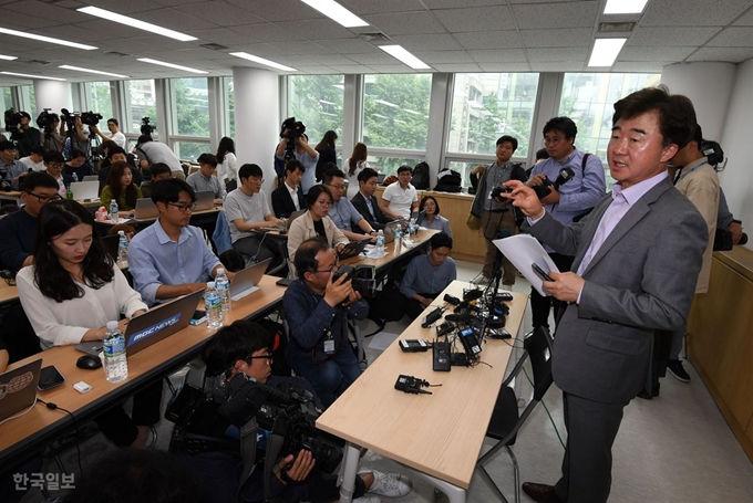 29일(현지시간) 저녁 헝가리 부다페스트에서 유람선 침몰사고로 한국 여행객 사상자가 발생한 가운데 30일 오전 서울 중구 서소문로 참좋은 여행사에서 최고고객책임자 이상무 전무이사가 사고 관련 브리핑을 하고 있다. 홍인기 기자