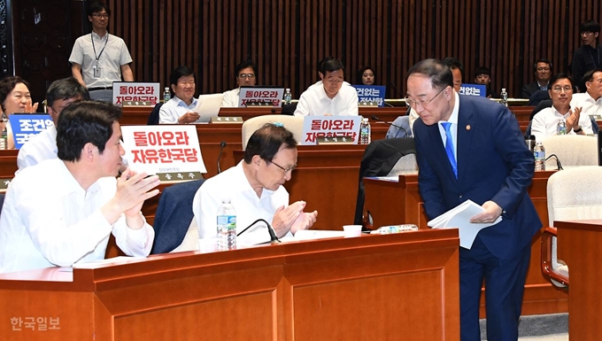 홍남기 경제부총리가 30일 국회에서 열린 더불어민주당 국회의원 워크숍에 참석해 기조연설에 앞서 이해찬 대표에게 인사하고 있다. 오대근기자