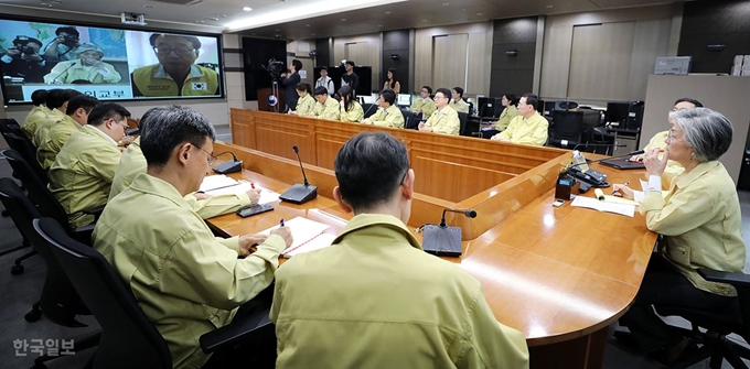 강경화 외교부 장관이 30일 오후 서울 도렴동 외교부 청사 재외국민 보호 대책본부 종합상황실에서 열린 헝가리 유람선 사고 대책회의를 주재하며 최규식 주헝가리대사와 화상으로 회의를 하고 있다.고영권 기자 /2019-05-30(한국일보)