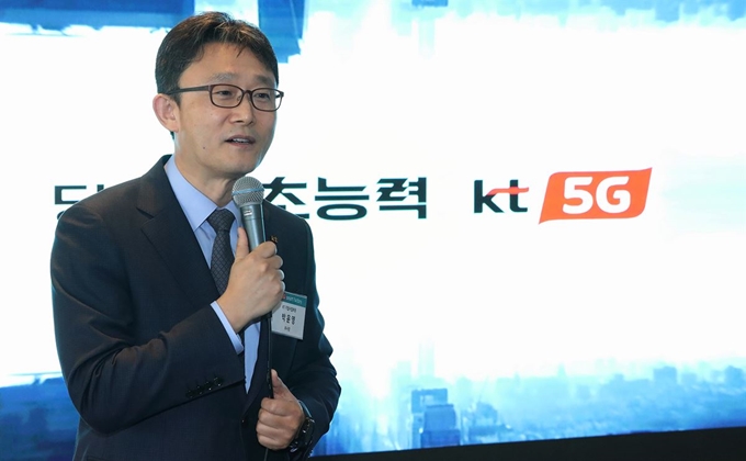 박윤영 KT 기업사업부문장 부사장이 30일 서울 중구 더플라자에서 열린 'KT 5G 스마트팩토리 추진전략' 기자간담회에서 기업고객 전용 스마트팩토리 상품을 소개하고 있다. KT 제공