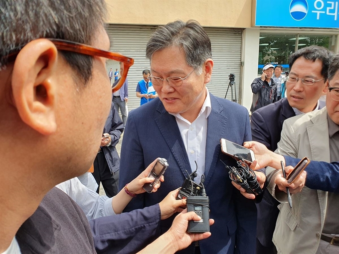 공직선거법 위반 혐의로 기소돼 30일 1심에서 징역 8개월의 실형을 선고받은 이경일 강원 고성군수가 선고 공판을 마치고 법정을 나서며 취재진의 질문에 답하고 있다. 연합뉴스