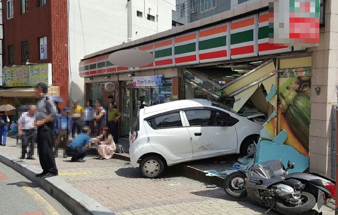 30일 오후 1시 25분께 부산진구 범천동 한 편의점으로 A(26)씨가 운전하던 경차가 돌진했다. 이 사고로 편의점 옆에 주차돼 있던 오토바이가 파손됐으며 유리창과 냉장고 등이 부서졌다. 부산경찰청 제공