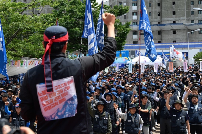 30일 오후 현대중공업 노조가 점거 농성을 하고 있는 울산시 동구 한마음회관 앞에서 영남권 민주노총 조합원들이 결의대회를 열고, 구호를 외치고 있다. 울산=전혜원 기자