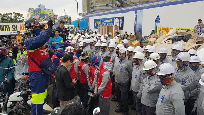 31일 오전 현대중공업 주주총회장 입구에서 점거농성 중인 노조와 진입을 시도하는 사측이 대치하고 있다. 전혜원 기자