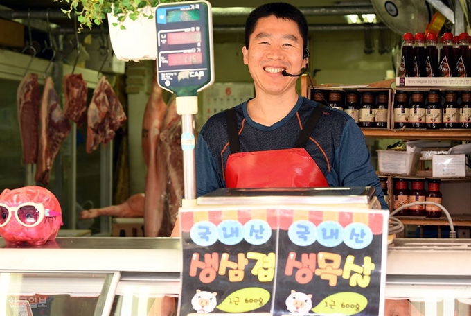 ‘정직한 정육점’ 진열대 앞에 선 김병용씨. 이곳에서 매일 오후 3시면 김씨의 ‘집객방송’을 볼 수 있다. 고영권 기자