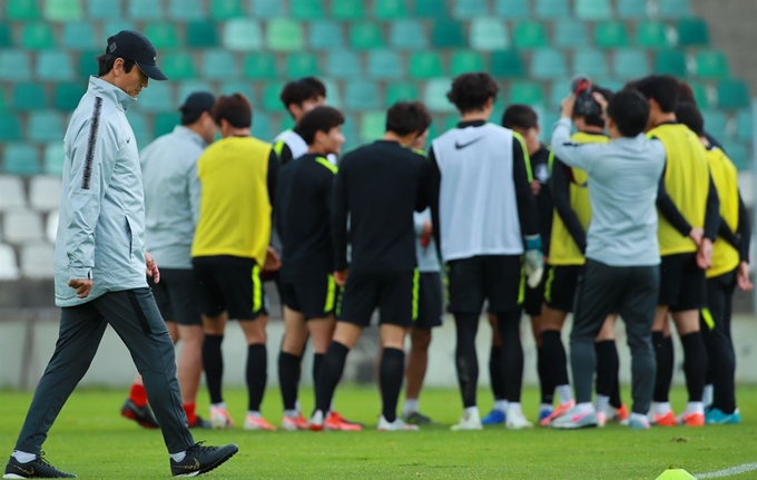 2019 FIFA U-20 월드컵에 출전하고 있는 대표팀 정정용 감독이 29일 폴란드 카토비체 크레소바 구장에서 열린 훈련조 연습에 참석해 그라운드에서 생각에 잠겨 있다. 연합뉴스