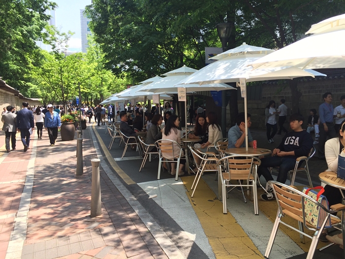 매주 수요일 점심시간마다 열리는 덕수궁길 위의 도시락 거리. 서울시 제공