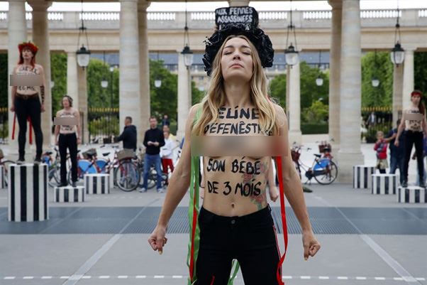 여성단체 페멘(FEMEN)이 30일(현지시간) 파리의 루브르 박물관 맞은 편에 위치한 팔레-로얄(Palais-Royal) 근처에서 반나체 상태로 시위를 벌이고 있다. 이들은 올해 초부터 프랑스에서 60명의 여성들이 살해됐다고 주장했다. "살해 된 여성에게 무관심한 고향!" "여성 폭력을 저지하라"라는 구호를 외쳤다. 최신 프랑스 정부 통계에 따르면 2017년 가정 폭력에 시달리는 여성이 22만명에 달하며, 배우자 또는 전 파트너에 의해 130명이 사망했다. AP 연합뉴스