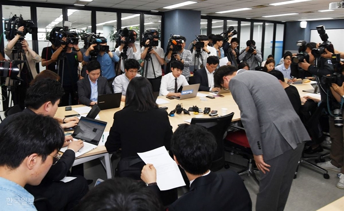 [저작권 한국일보] 참좋은 여행사 스케치29일(현지시간) 저녁 헝가리 부다페스트에서 유람선 침몰사고로 한국 여행객 30여 명이 사망.실종된 가운데 30일 오전 서울 중구 서소문로 참좋은 여행사에서 최고고객책임자 이상무 전무이사가 사고 관련 브리핑 도중 고개 숙여 사과를 하고 있다. 홍인기 기자 /2019-05-30(한국일보)