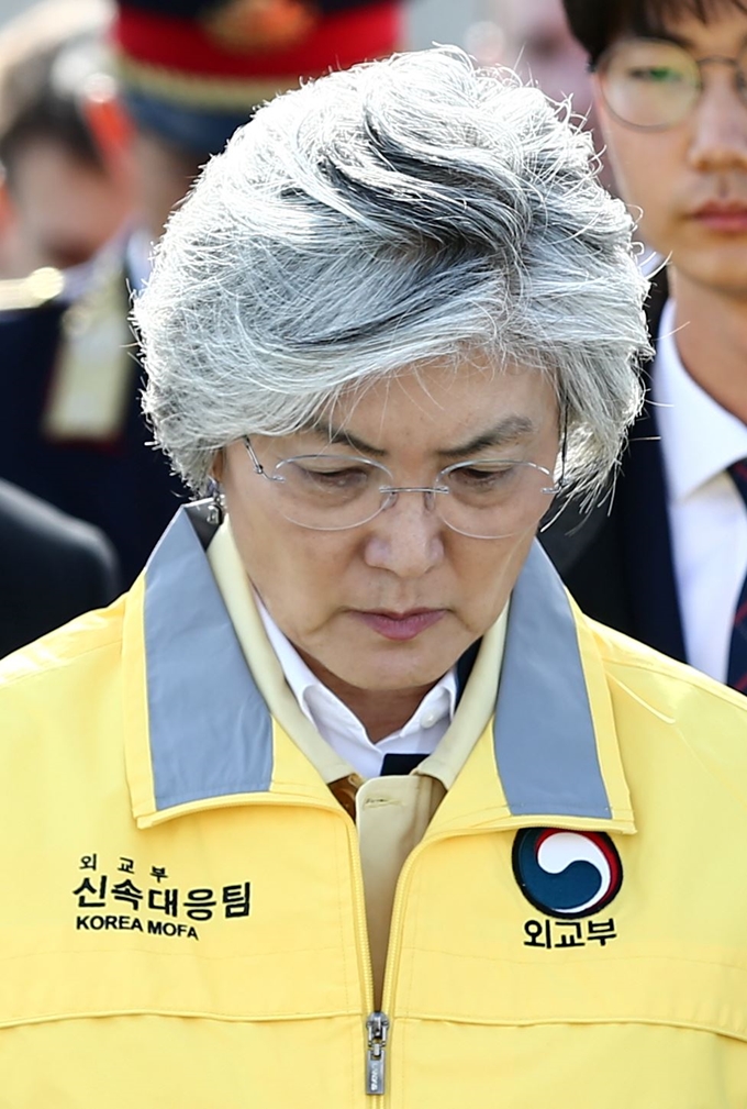 강경화 외교부 장관이 31일 오전(현지시간) 헝가리 부다페스트 다뉴브강 사고현장을 방문하고 있다. 로이터 연합뉴스