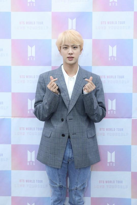 방탄 진 1억 기부 소식이 전해졌다. 빅히트 제공