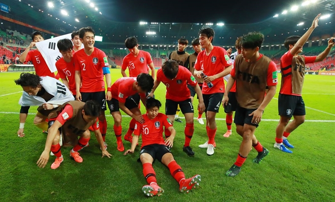 한국 U-20 축구대표팀 선수들이 1일 폴란드 티히 스타디움에서 열린 2019 FIFA U-20 월드컵에서 아르헨티나를 꺾고 16강 진출을 확정한 뒤 기념사진 촬영을 위해 모이고 있다. 선수들은 이강인(10번)을 가운데에 앉혔다. 티히=연합뉴스