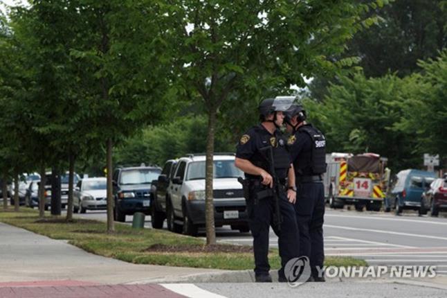 총격 사건이 발생한 버지니아비치 사건 현장에서 경찰이 경계를 서고 있다. AP=연합뉴스