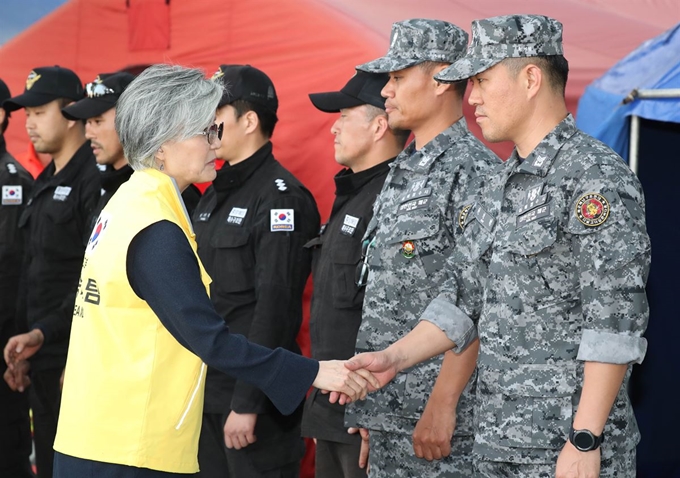 강경화 외교부 장관이 31일 헝가리 부다페스트 다뉴브 강 머르기트섬에 위치한 한국-헝가리 합동 대책본부를 찾아 신속대응팀 대원들을 격려하고 있다. 부다페스트=연합뉴스