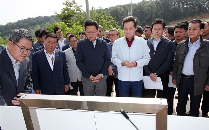 이낙연 국무총리가 북한에서 아프리카돼지열병(ASF)이 발생하자 주말인 1일 오전 아프리카돼지열병 차단 방역 현장인 인천 강화군 양돈농장을 방문해 접경지역 차단방역 계획을 보고받고 있다. 2019.6.1 인천=연합뉴스