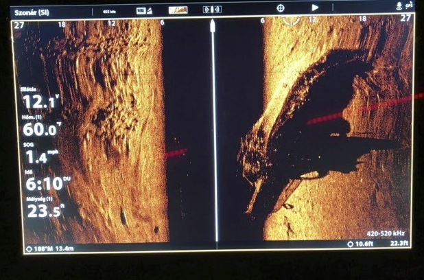 31일 헝가리 수상구조대가 공개한 침몰 유람선 허블레아니호 수중 사진. 부다페스트=AP 연합뉴스