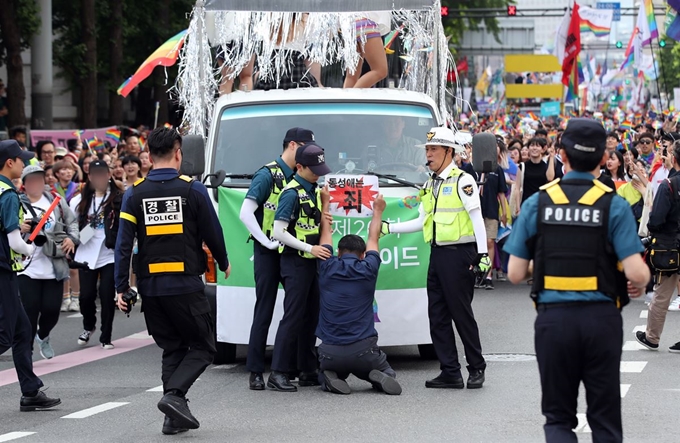 1일 오후 서울 중구 남대문로 일대에서 열린 '서울퀴어 퍼레이드' 도중 동성애를 반대하는 한 시민이 행진을 막아서고 있다. 연합뉴스