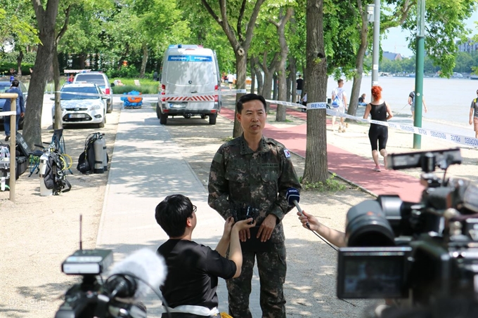 1일 오후 헝가리 부다페스트 머르기트섬의 한국 신속대응팀 캠프에서 송순근 주헝가리 한국대사관 국방무관이 오전 수색 결과 브리핑을 하고 있다. 부다페스트=김진욱 기자