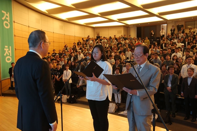 1일 충남 천안 교보생명 연수원에서 열린 '국민정책참여단' 출범식에서 참여단 대표들이 반기문 국가기후환경회의 위원장 앞에서 선서하고 있다. 국가기후환경회의 제공