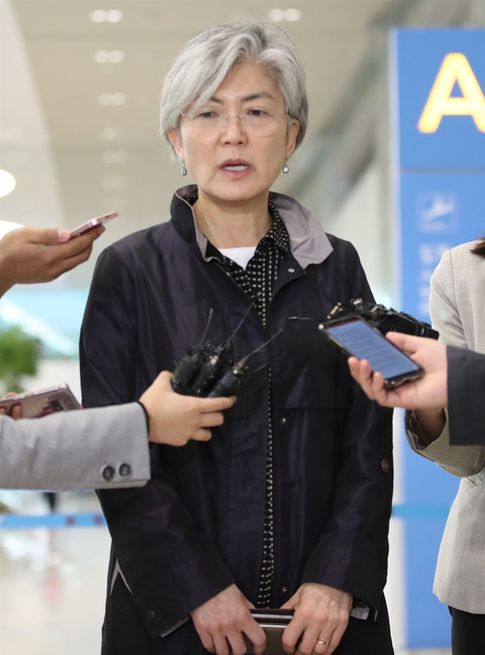 강경화 외교부 장관이 2일 오전 유람선 침몰사고가 발생한 헝가리 부다페스트에서 사고수습 지휘를 한 뒤 인천국제공항을 통해 귀국하며 취재진의 질문에 답하고 있다. 연합뉴스