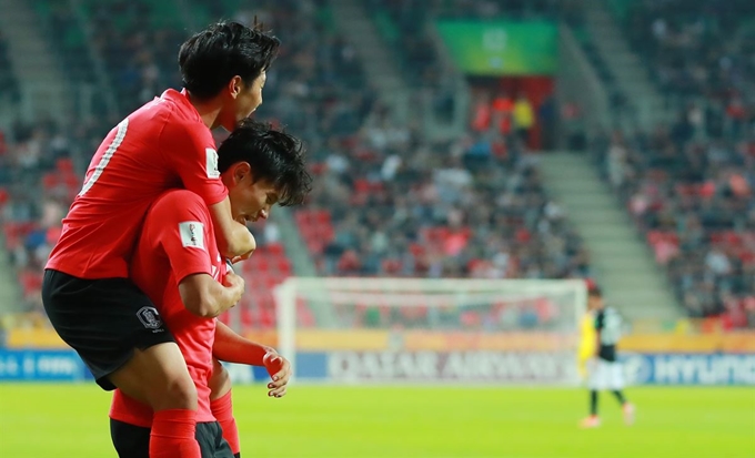 이강인(왼쪽)이 1일 폴란드 티히 스타디움에서 열린 2019 국제축구연맹 20세 이하 월드컵 F조 조별리그 3차전에서 조영욱이 추가골을 넣자 등에 조영욱 등에 올라타고 있다. 티히=연합뉴스