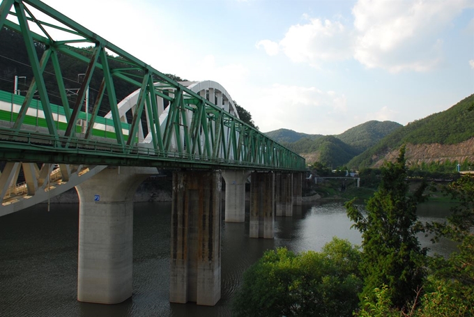 충북 단양군과 경북 영주시는 중앙선 철도 복선화 사업으로 폐기되는 기존 중앙선 철도를 관광자원으로 공동 개발하기로 협약했다. 사진은 레일바이크로 활용할 남한강 철교. 뉴시스 제공