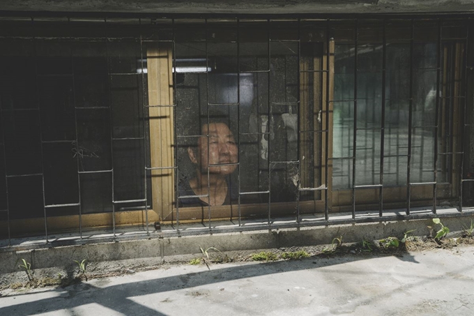 영화 ‘기생충’은 한국에만 존재하는 독특한 주거 구조 ‘반지하’의 뉘앙스를 절묘하게 활용한다. CJ엔터테인먼트 제공