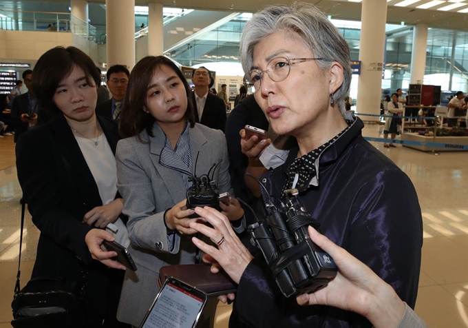 강경화 외교부 장관이 2일 유람선 침몰 사고가 발생한 헝가리 부다페스트에서 사고 수습 지휘를 한 뒤 인천국제공항을 통해 귀국하며 취재진의 질문에 답하고 있다. 영종도=연합뉴스