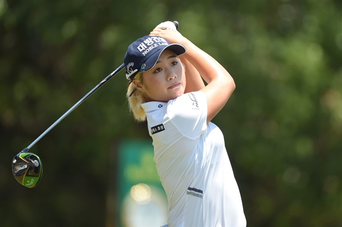 미국여자프로골프(LPGA) 투어 신인 이정은이 2일 미국 사우스캐롤라이나주 찰스턴의 컨트리클럽 오브 찰스턴에서 열린 US여자오픈 3라운드 1번홀에서 티샷을 하고 있다. 찰스턴=연합뉴스