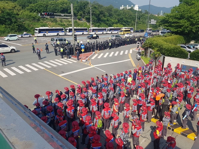 3일 오전 경남 거제시 대우조선해양 정문에서 대우조선지회 조합원들이 현대중공업 현장실사단의 출입을 막기 위해 출입문을 봉쇄하고 있다. 대우조선해양 제공